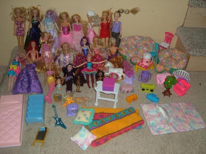 BARBIE DOLLS AND ACCESSORIES