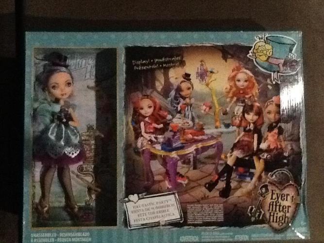 BNIB - Ever After High Hat-Tastic Madeline Hatter Doll and Party Display