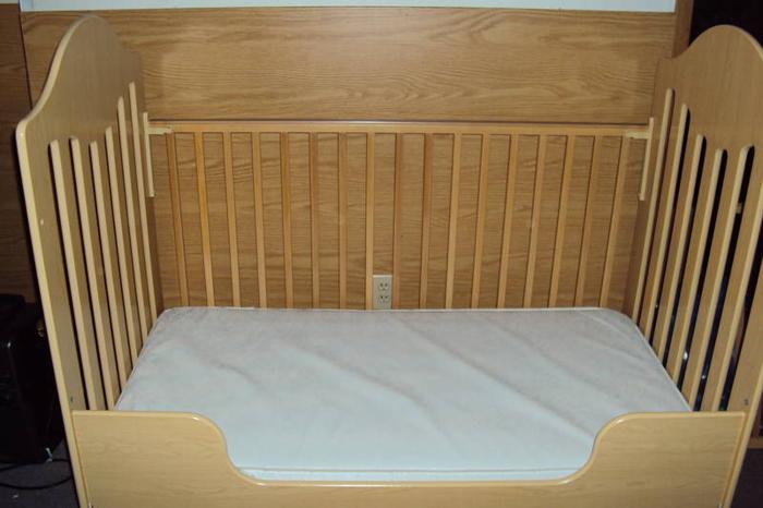 Crib/toddler bed with mattress