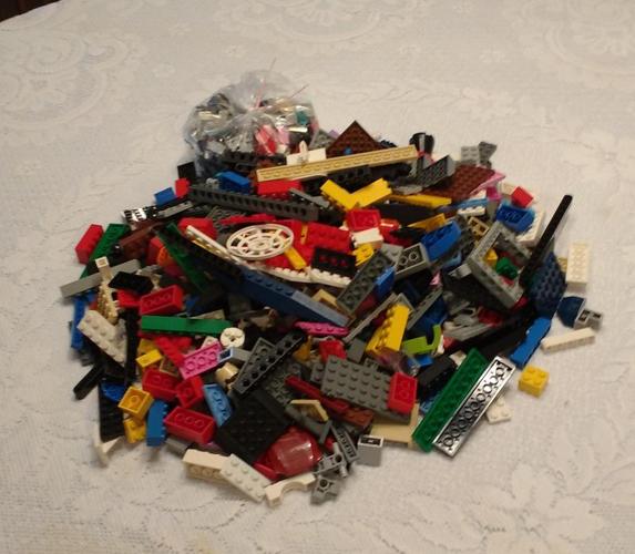 *LOT OF ASSORTED LEGO PIECES* - (lot 2)