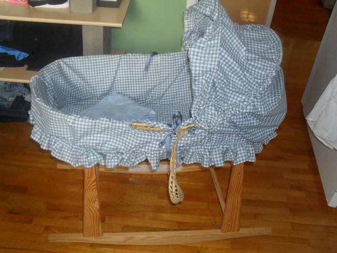 Moses basket with rocking stand