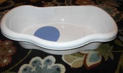 Gently Used baby bath, in great condition.  Has an emptying valve, and comes with a sprayer that allows you to lightly "spray" water on your baby. It doesn't really spray, it just flows out of the little shower head piece.  Fun to use, babies love it.