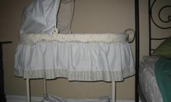 BASSINET
EXCELLENT CONDITION
6 months old, used it only 3months.
**lights
**vibrating bed
**plays music
**storage on the bottom
**********************************************
$50. Will drive to you house if its local. (hamilton area)