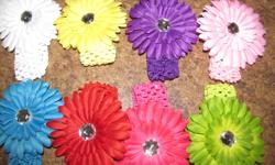 Brand New Crochet headbands. Flowers have alliagator clips so they are interchangeable with all the headband so you can mix and match. $4 each or 3 for $10 ,5 for $15 9 for $25 will fit infant to teenager:) excellent for pictures or shower gifts.
Also