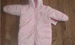 Gorgeous girls one-piece snowsuit.
Carter`s brand. Bought new.. used winter 2010.
Same a pictured... not actual picture though.
Size 18-24months.
$10.00