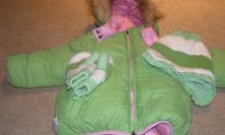 comes with matching hat and mitts, new
very cute, can wear pink or green