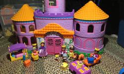 Dora the Explorer Magic castle with lots of furniture and figures