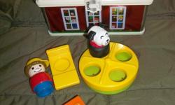 In mint condition ! From a pet free/ smoke free home!
House in a tin lunch box with a handle;Designed to resemble the orginal School House;Includes 2 LP figures teacher with desk , pupil with desk , dog figure, ;Also includes spinning merry-go-round for