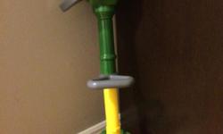 John Deere weed whipper toy, pulled the grey handle and oush the button and the weed whipper starts. Works great, excellent condition, from a smoke and pet free home.