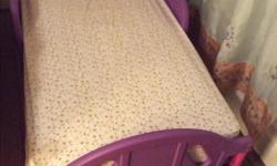Purple and pink girls bed with 4 sets of sheets. In Vg condition.