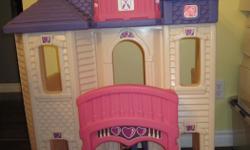 Maison de Barbie avec quelques meubles et poupÃ©es Ã  vendre. Elle est un peu fondue sur le cÃ´tÃ© mais c'est peu visible. Offre raisonnable sera acceptÃ©e!