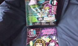 BRAND NEW, still in sealed box, never displayed or removed from box, Monster High 2013 Ghoul Sports Spectra Vondergeist Doll. PLUS Free bonus brand new book "Monster High Makeup book, Stickers Included". Great for collectors!
Spectra Vondergeist doll also