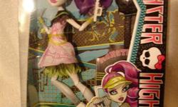 BRAND NEW, still in sealed box, never displayed or removed from box, Monster High Ghoul Sports Spectra Vondergeist Doll.
GREAT FOR COLLECTORS!
Spectra Vondergeist doll also comes with a brush, tennis bag, racket and tennis ball, doll stand and diary.
Ages