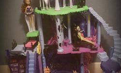 I have a monster high castle, includes a few dolls and exessories. was close to 300$ new all together. my daughter only played with it half a handfull of times.
please email or txt.
I live about 10 mins from langford.