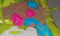 I have moon sand that comes with the blow up storage and toys, in excellent condition. Never dries out like playdoh