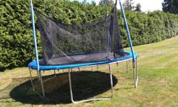 Netted trampoline with safety pads
Measurements: 12'