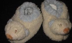 Two cute pairs of new baby boy slippers, never worn.
One plain blue with velcro straps. It has white soles with grippies. Size 0 - 6 months
One white and blue with bears head. Has elastic around the ankles and white soles with grippies. Size 0 - 10