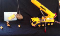 The jib on this awesome, 8-wheeled crane rotates a full 360 degrees and shores can fold-out for added stability. Jib and rope drum are fixable, so this working crane can hoist and hold its cargo aloft! Playmobil Heavy Duty Mobile Crane also comes with a