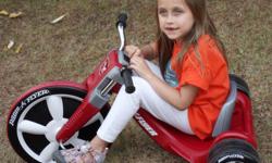 3 adjustable SEAT positions, real CHROME handle bars and molded HANDGRIPS. A racing RED FLAG makes the trike more visible and safer for kid. The BIG FLYER'S front tire features a performance grip and the REAR SLICK TIRES are x-tra wide for stability. We