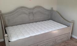 Beautiful twin bed available, including mattress! All pieces are brand new, only used in the show home! Take advantage of these prices before these items are gone!
Call today to arrange pick-up!