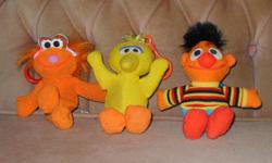 three adorable sesame street character clip ons...attach anywhere baby goes..even on school knapacks for the older ones.
includes...ernie, zoey, and big bird
great little handful !
asking $20 for all three
can be picked up in kemptville anytime, or we can